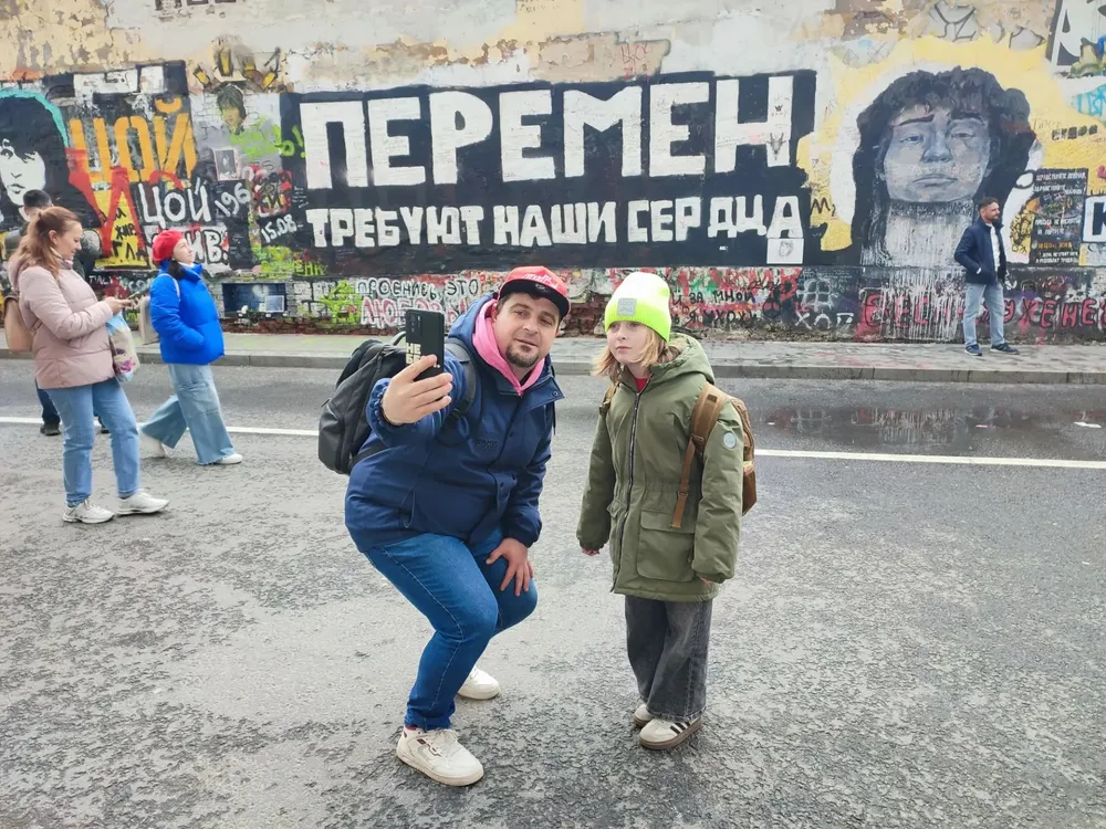 Селфи вприсядку с дочерью у Стены Цоя
