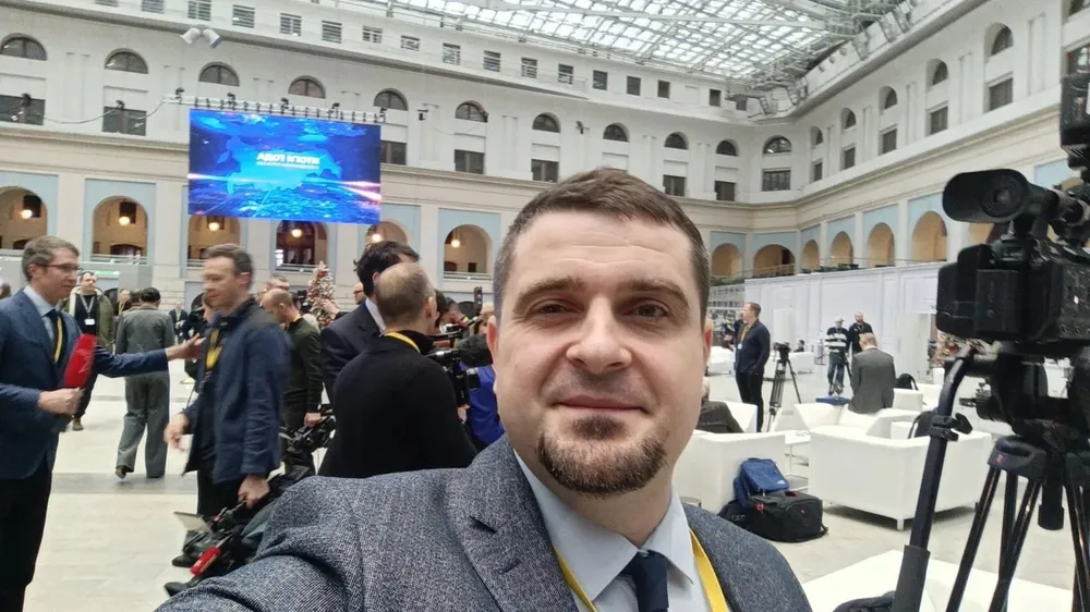 Кирилл в холле медиафорума с бейджем