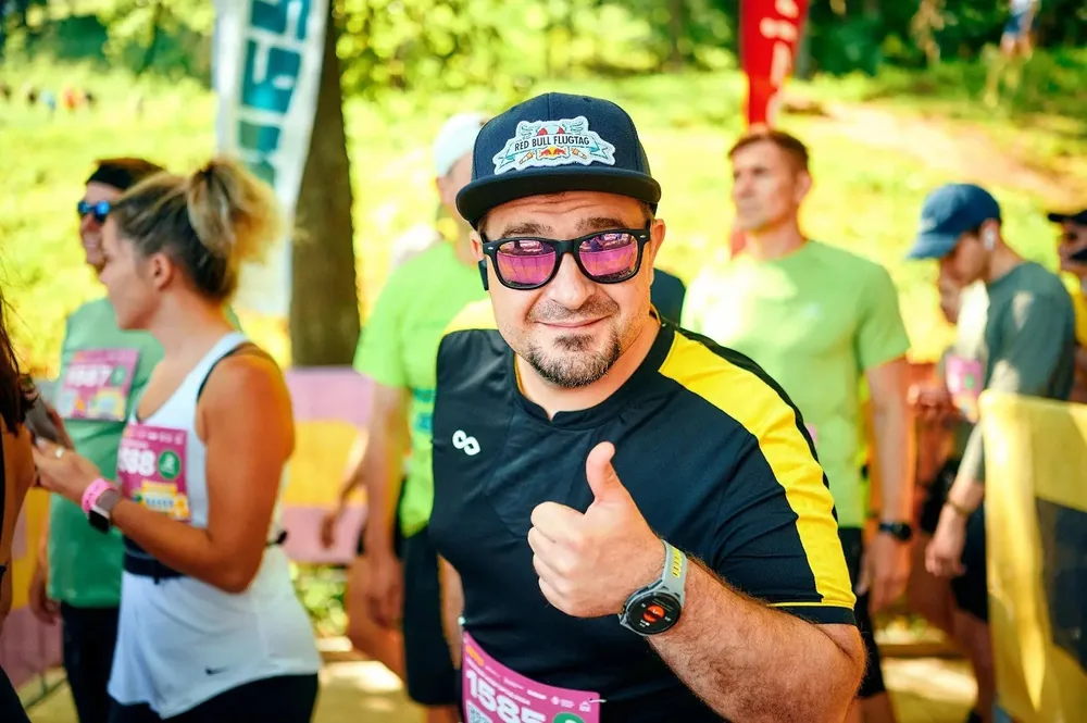Кирилл на забеге в кепке Red Bull Flugtag, показывает большой палец